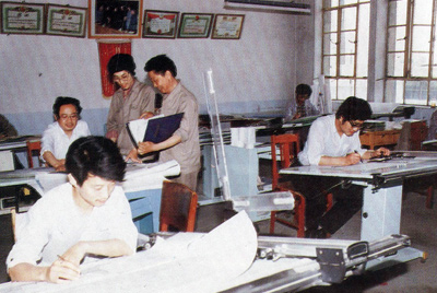 從1984年第一季度到抓管理上登記全面提高企業(yè)素質(zhì)驗(yàn)收前，采取分線檢查、總結(jié)成績(jī)、找出差距、提出措施、限期整改的方法，使各項(xiàng)工作在整頓中鞏固提高，在鞏固提高中進(jìn)行再整頓，再提高。