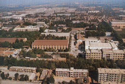 推土機(jī)總廠本部廠區(qū)。山東推土機(jī)總廠建立時(shí)，固定資產(chǎn)原值為2569萬(wàn)元，占地面積為517538平方米，建筑面積為170861平方米。