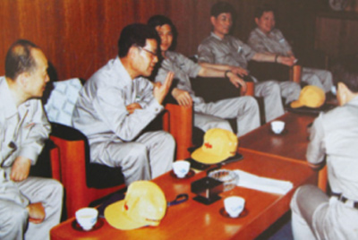 為了學(xué)習(xí)外國(guó)先進(jìn)技術(shù)和管理方法，前往引進(jìn)技術(shù)與設(shè)備的國(guó)家進(jìn)行實(shí)地考察。薛仲光廠長(zhǎng)在日本。