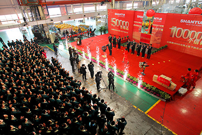 推土機(jī)事業(yè)部總裝工廠隆重舉行推土機(jī)第50000臺(tái)下線慶典儀式。這一激動(dòng)人心的歷史時(shí)刻標(biāo)志著50000臺(tái)不僅僅是一個(gè)數(shù)量的積累，更是山推管理水平、生產(chǎn)規(guī)模、制造技術(shù)、研發(fā)能力、銷售能力等綜合能力的體現(xiàn)，標(biāo)志著山推推土機(jī)產(chǎn)業(yè)整體實(shí)力進(jìn)一步增強(qiáng)，是從量變到質(zhì)變的飛躍。