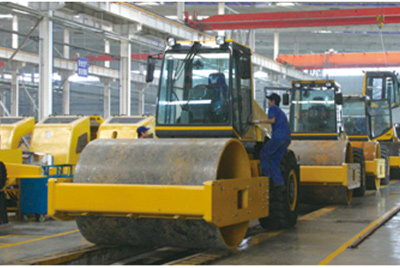 2002年2月，由履帶廠開發(fā)研制的YZ18液壓振動(dòng)壓路機(jī)，順利下線。