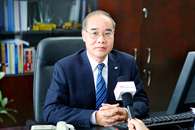 張秀文董事長(zhǎng)在接受中國(guó)山東網(wǎng)專題采訪時(shí)，就公司踐行“厚道魯商”倡樹行動(dòng)進(jìn)行回答，介紹了山推把“仁義、誠(chéng)信、厚道”的文化精髓融入到生產(chǎn)經(jīng)營(yíng)的全過(guò)程的典型做法和“誠(chéng)敬做產(chǎn)品，誠(chéng)信做企業(yè)”的經(jīng)營(yíng)理念，在工程機(jī)械行業(yè)樹立起了“厚德堅(jiān)韌”的山東國(guó)企形象