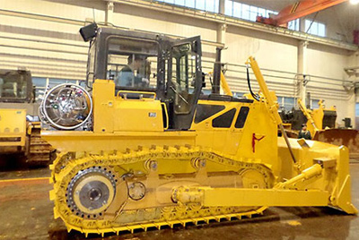 世界上第一臺(tái)燃?xì)庑吐膸酵仆翙C(jī)——SD20-5（LNG）在研究總院新產(chǎn)品試制中心下線。SD20-5（LNG）履帶式推土機(jī)是公司順應(yīng)行業(yè)發(fā)展趨勢(shì)開發(fā)的一款節(jié)能、環(huán)保產(chǎn)品，整機(jī)采用天然氣專用發(fā)動(dòng)機(jī)，燃燒后無(wú)積炭，滿足stageIIIA排放，壽命更長(zhǎng)，維修頻率更低。