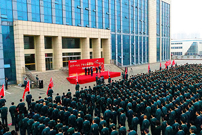 山推股份公司“大干一百天 產(chǎn)銷過(guò)4000”勞動(dòng)競(jìng)賽在公司總部大樓前隆重召開