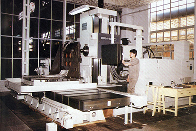 BPN-13B(R4)數(shù)控臥式加工中心。廠房擴(kuò)建加大，設(shè)備填平補(bǔ)齊，增加精、大、稀設(shè)備，新上生產(chǎn)線，提高企業(yè)裝備素質(zhì)，使山推廠成為名副其實(shí)的大馬力推土機(jī)生產(chǎn)廠。