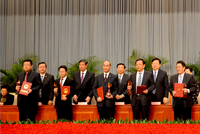 會(huì)上對(duì)獲得“省長(zhǎng)質(zhì)量獎(jiǎng)”的企業(yè)和個(gè)人進(jìn)行了表彰，山推股份位居榜首，公司董事長(zhǎng)張秀文從省長(zhǎng)姜大明手中接過(guò)了代表山東質(zhì)量管理最高榮譽(yù)的“金拇指”獎(jiǎng)杯。