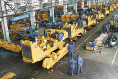 山推牌TY320C推土機(jī)在裝配分廠試驗(yàn)車間順利下線，標(biāo)志著“山推”系列推土機(jī)在技術(shù)性能和結(jié)構(gòu)造型水平上又上了一個(gè)新的臺(tái)階。