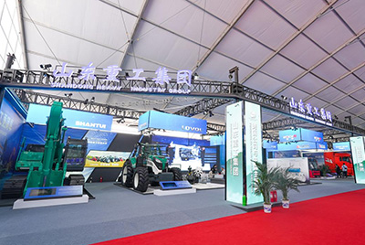 2023跨國(guó)公司與中國(guó)主題展在青島國(guó)際會(huì)議中心海上大壩舉辦， 山推股份攜EE225電挖、SRD13-C6U無(wú)人駕駛壓路機(jī)和純電裝載機(jī)隨團(tuán)參展。