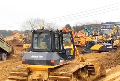 1月23日夜間，山推設(shè)備開足馬力，與時(shí)間賽跑，全速開啟“武漢版小湯山”醫(yī)院的建設(shè)。